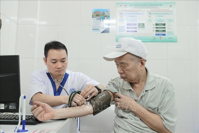 Bác sĩ bệnh viện đa khoa Xanh Pôn khám cho bệnh nhân người cao tuổi. Ảnh: Minh Quyết - TTXVN