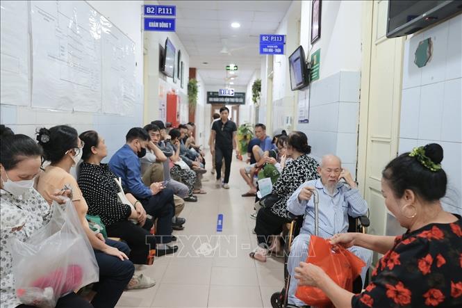 Người cao tuổi, trẻ nhỏ, người có bệnh nền và lao động ngoài trời là những đối tượng cần được bảo vệ đặc biệt trong mùa hè. Ảnh: Minh Quyết - TTXVN