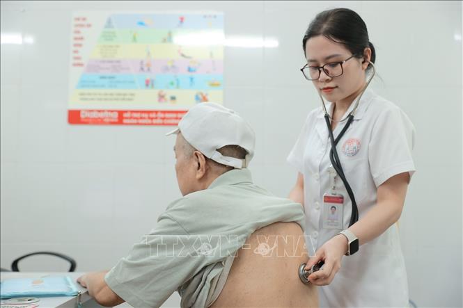 Bác sĩ bệnh viện đa khoa Xanh Pôn khám cho bệnh nhân người cao tuổi. Ảnh: Minh Quyết - TTXVN