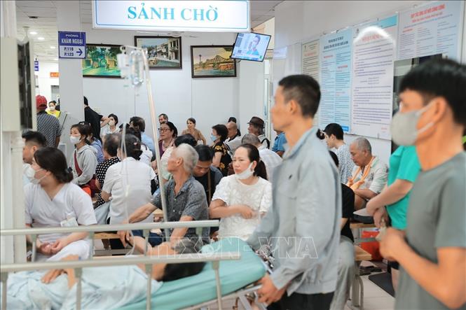 Người cao tuổi, trẻ nhỏ, người có bệnh nền và lao động ngoài trời là những đối tượng cần được bảo vệ đặc biệt trong mùa hè. Ảnh: Minh Quyết - TTXVN