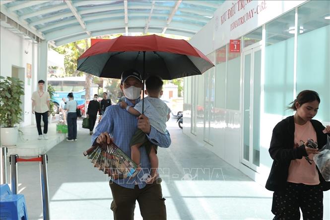 Nắng nóng gay gắt kéo dài gây ảnh hưởng tới sức khỏe của trẻ nhỏ và người cao tuổi. Ảnh: Minh Quyết - TTXVN