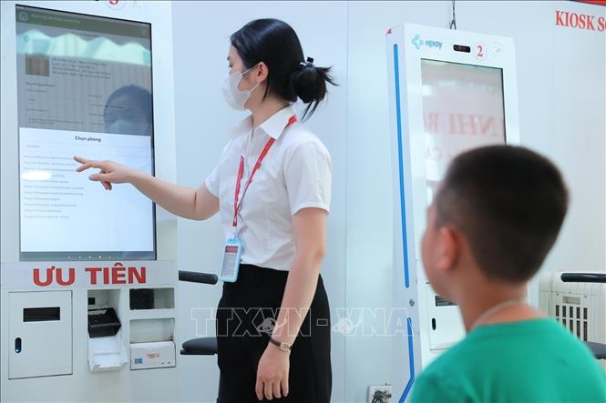 Bệnh nhân đến đăng ký khám tại bệnh viện đa khoa Xanh Pôn. Ảnh: Minh Quyết - TTXVN