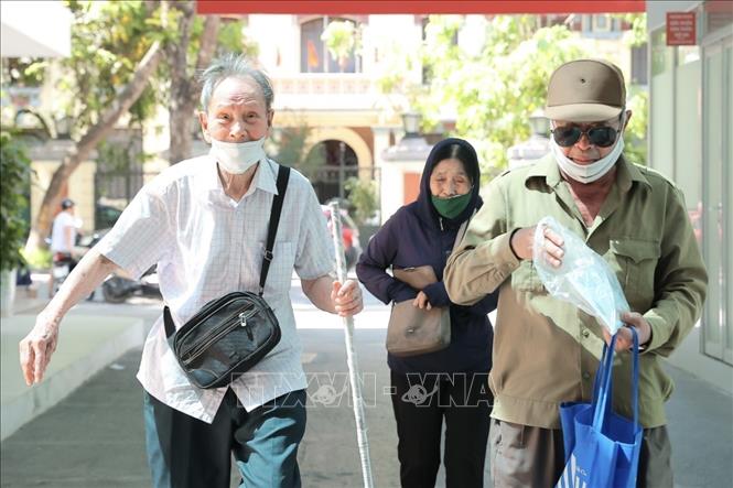 Người cao tuổi, trẻ nhỏ, người có bệnh nền và lao động ngoài trời là những đối tượng cần được bảo vệ đặc biệt trong mùa hè. Ảnh: Minh Quyết - TTXVN