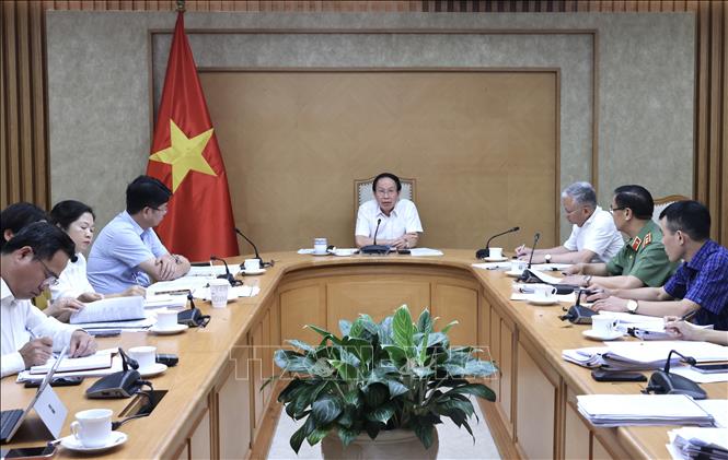 Phó Thủ tướng Lê Tiến Châu chủ trì họp về Hồ sơ chính sách Luật Xử lý vi phạm hành chính (sửa đổi). Ảnh: Lâm Khánh - TTXVN