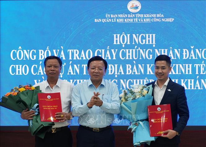 Lãnh đạo UBND tỉnh Khánh Hòa trao giấy chứng nhận đăng ký đầu tư cho các doanh nghiệp. Ảnh: Đặng Tuấn - TTXVN
