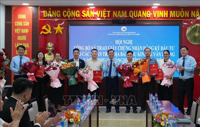 Lãnh đạo UBND tỉnh Khánh Hòa và Ban Quản lý Khu kinh tế và Khu công nghiệp tỉnh trao giấy chứng nhận đăng ký đầu tư cho các doanh nghiệp. Ảnh: Đặng Tuấn - TTXVN