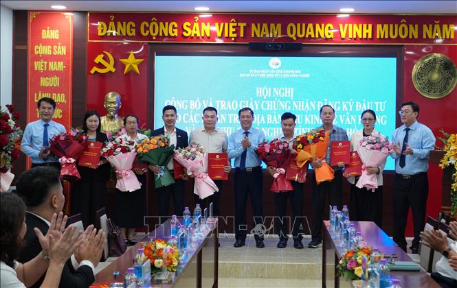 Lãnh đạo UBND tỉnh Khánh Hòa và Ban Quản lý Khu kinh tế và Khu công nghiệp tỉnh trao giấy chứng nhận đăng ký đầu tư cho các doanh nghiệp. Ảnh: Đặng Tuấn - TTXVN