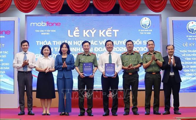 Lãnh đạo tỉnh Tây Ninh và MobiFone ký kết hợp tác chiến lược thúc đẩy chuyển đổi số toàn diện. Ảnh: Đức Hạnh - TTXVN 