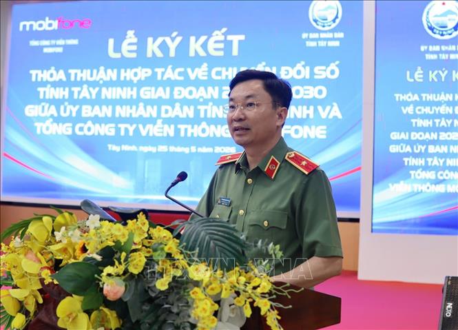 Thiếu tướng Trương Sơn Lâm, Chủ tịch Tổng công ty Viễn thông Mobifone phát biểu tại buổi lễ. Ảnh: Đức Hạnh - TTXVN 