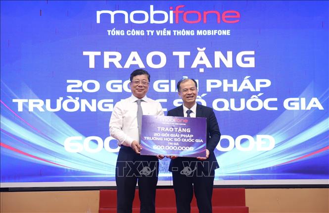 MobiFone trao tặng 20 gói giải pháp Trường học số Quốc gia trị giá 600 triệu đồng cho các cơ sở giáo dục trên địa bàn tỉnh Tây Ninh. Ảnh: Đức Hạnh - TTXVN 