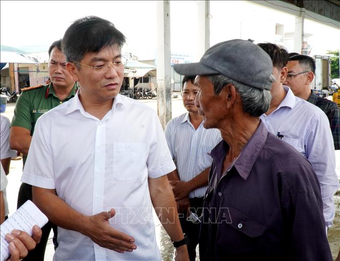                                Phó chủ tịch UBND tỉnh Quảng Ngãi Đỗ Tâm Hiển (áo trắng) trao đổi với ngư dân phường Sa Huỳnh về công tác phòng, chống IUU. Ảnh: Lê Phước Ngọc-TTXVN