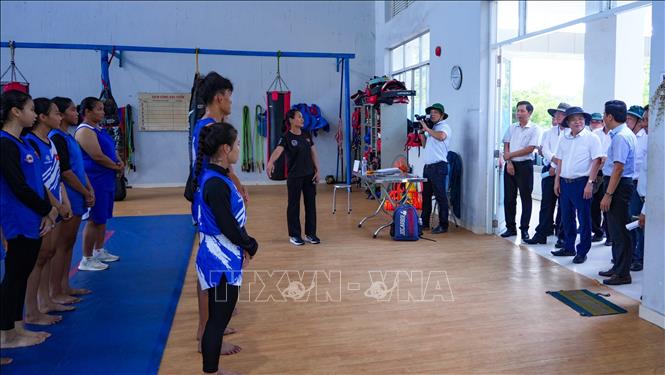 Lãnh đạo tỉnh Tây Ninh thăm hỏi, động viên các vận động viên đang tập luyện tại Trung tâm Huấn luyện và Thi đấu thể thao tỉnh Tây Ninh (cơ sở 2). Ảnh: Minh Phú - TTXVN 