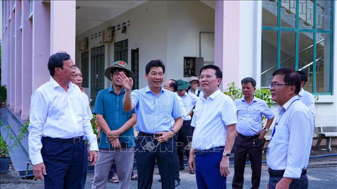 Ông Nguyễn Mạnh Hùng, Ủy viên Trung ương Đảng, Phó Bí thư Thường trực Tỉnh ủy Tây Ninh (đứng hàng đầu thứ 2 từ trái sang) yêu cầu rà soát thực tế quy mô hoạt động, công suất và bố trí lại không gian sử dụng phù hợp tại Trường Cao đẳng Sư phạm Tây Ninh. Ảnh: Minh Phú – TTXVN