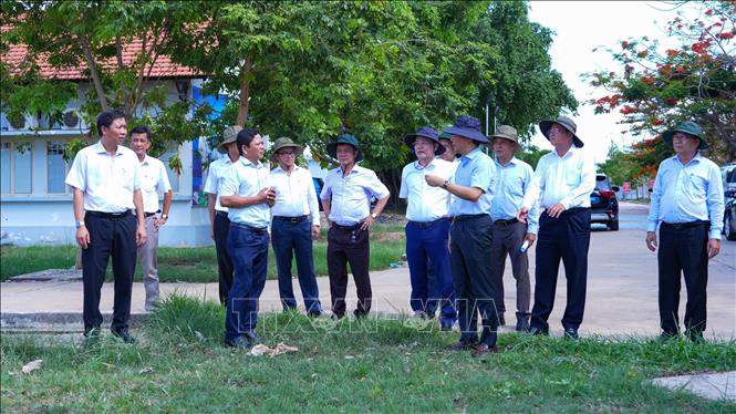 Lãnh đạo tỉnh Tây Ninh kiểm tra thực tế quỹ đất và hạ tầng khu vực Trung tâm Huấn luyện và Thi đấu thể thao tỉnh Tây Ninh nhằm nghiên cứu phương án mở rộng, nâng cấp. Ảnh: Minh Phú - TTXVN 