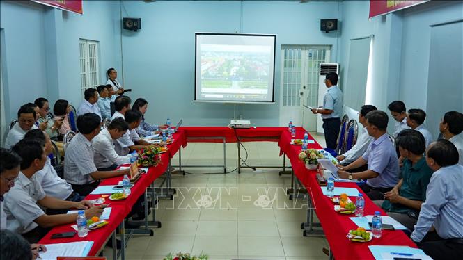 Lãnh đạo Tỉnh ủy, UBND tỉnh Tây Ninh làm việc tại Trung tâm Huấn luyện và Thi đấu thể thao tỉnh Tây Ninh (cơ sở 2) về cơ sở vật chất, hạ tầng. Ảnh: Minh Phú – TTXVN