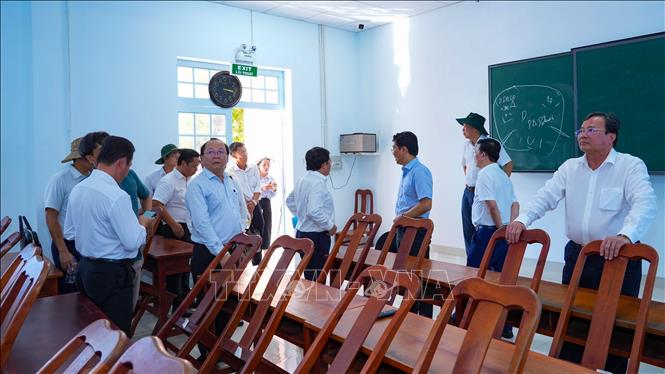 Lãnh đạo tỉnh Tây Ninh kiểm tra hiện trạng khu vực hội trường, phòng học tại Trường Chính trị tỉnh Tây Ninh (cơ sở 2). Ảnh: Minh Phú - TTXVN 