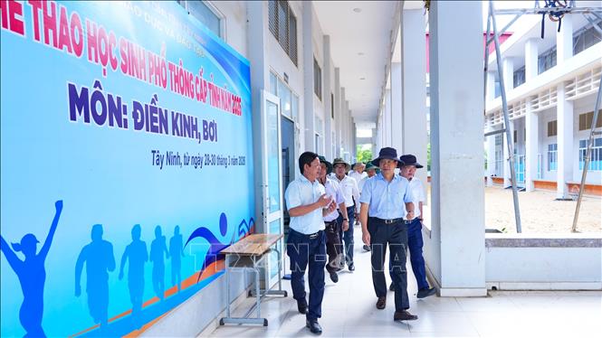 Ông Nguyễn Mạnh Hùng, Ủy viên Trung ương Đảng, Phó Bí thư Thường trực Tỉnh ủy, Chủ tịch Hội đồng nhân dân tỉnh Tây Ninh (hàng đầu bìa phải) khảo sát cơ sở vật chất phục vụ huấn luyện tại Trung tâm Huấn luyện và Thi đấu thể thao tỉnh Tây Ninh (cơ sở 2). Ảnh: Minh Phú - TTXVN 