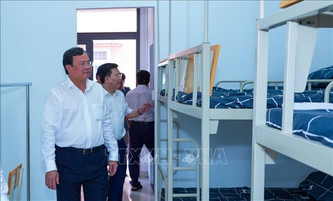 Chủ tịch UBND tỉnh Tây Ninh Lê Văn Hẳn, kiểm tra thực tế cơ sở hạ tầng tại khu vực ký túc xá Trường Chính trị tỉnh Tây Ninh (cơ sở 2). Ảnh: Minh Phú - TTXVN 