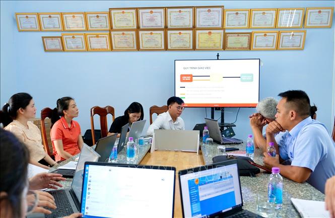 Tập huấn công tác chuyển đổi số nhằm nâng cao kỹ năng số và giải quyết thành thạo công tác số cho cán bộ, công viên chức xã Diên Lạc, tỉnh Khánh Hòa. Ảnh: Phan Sáu - TTXVN