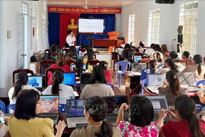 Tổ hỗ trợ chuyển đổi số và triển khai phần mềm KPI của tỉnh Khánh Hòa tập huấn chuyển đổi số về cho các xã, phường, đặc khu. Ảnh: Phan Sáu - TTXVN