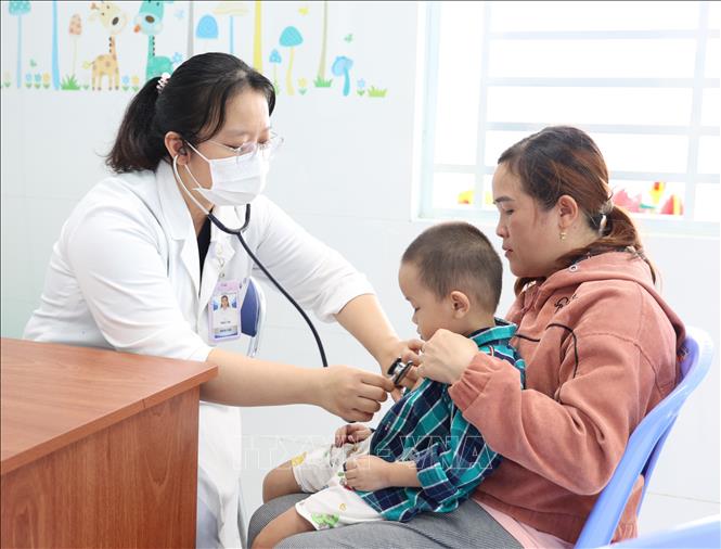 Bác sĩ Bệnh viện Yersin Nha Trang, phường Nam Nha Trang đảm bảo công tác khám bệnh cho nhân dân. Ảnh: Phan Sáu - TTXVN