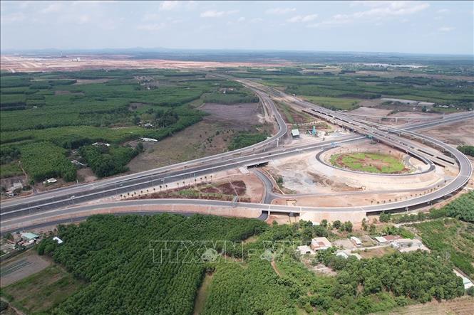 Nút giao cao tốc Biên Hòa - Vũng Tàu và sân bay Long Thành, nơi xảy ra tình trạng mất cắp vật tư, thiết bị điện chiếu sáng. Ảnh: Công Phong - TTXVN