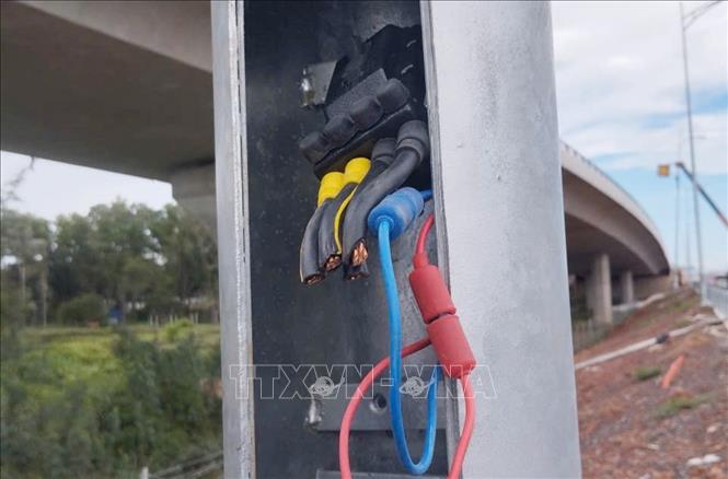 Dây điện bị cắt trộm tại Dự án thành phần 2, cao tốc Biên Hòa - Vũng Tàu. Ảnh: TTXVN phát