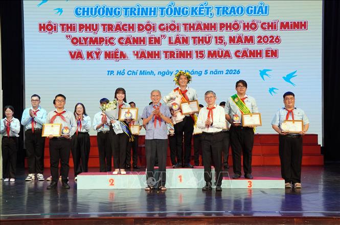 Ban Tổ chức trao giải Cánh én toàn năng bảng B cho các thí sinh Trần Nguyễn Anh Tú (giải Nhất), Đỗ Lê Phương Thanh (giải Nhì) và Nguyễn Anh Quốc (giải Ba). Ảnh: Trung Tuyến – TTXVN
