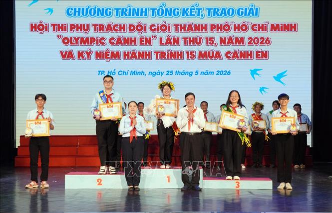 Ban Tổ chức trao giải Cánh én toàn năng bảng C cho các thí sinh Nguyễn Thị Hiếu Thảo (giải Nhất), Lục Văn Kiệt (giải Nhì) và Trịnh Phương Nhi (giải Ba). Ảnh: Trung Tuyến – TTXVN