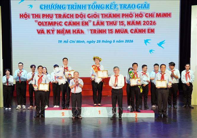 Ban Tổ chức trao giải Cánh én toàn năng bảng A cho các thí sinh Đinh Ánh Nguyệt (giải Nhất), Nguyễn Ngô Quốc Cường (giải Nhì) và Tống Bá Đăng (giải Ba). Ảnh: Trung Tuyến – TTXVN