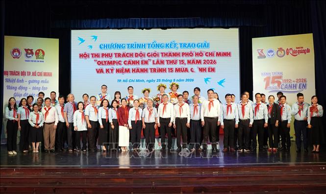 Các đại biểu, khách mời và thí sinh chụp ảnh lưu niệm tại chương trình tổng kết, trao giải. Ảnh: Trung Tuyến - TTXVN