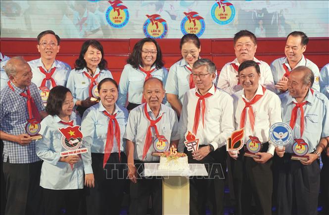 Nghi thức thổi nến kỷ niệm hành trình 15 mùa Hội thi Phụ trách Đội giỏi Thành phố Hồ Chí Minh - “Olympic Cánh én”. Ảnh: Trung Tuyến - TTXVN