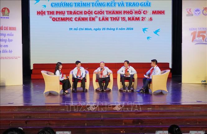 Chương trình giao lưu với các đại biểu từng tham gia công tác tổ chức Hội thi “Olympic Cánh én”, các thí sinh đạt thành tích cao qua hành trình 15 mùa Cánh én. Ảnh: Trung Tuyến - TTXVN
