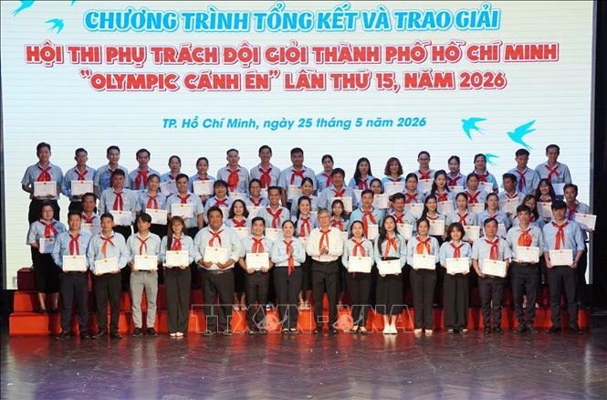 Ban Tổ chức trao giấy chứng nhận danh hiệu “Giáo viên làm Tổng phụ trách Đội giỏi” năm học 2025 - 2026 cho các thí sinh tại chương trình tổng kết, trao giải Hội thi. Ảnh: Trung Tuyến - TTXVN