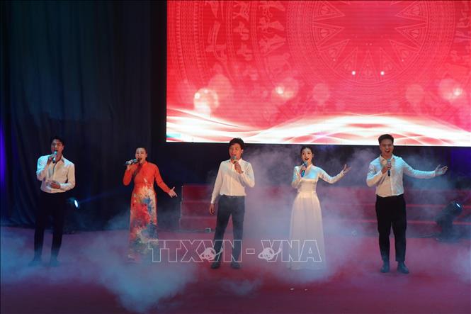 Ca khúc “Viết tiếp câu chuyện hòa bình” do ca sĩ Phương Mai, Giàng Mái và tốp ca Nhà hát Kịch Việt Nam trình bày. Ảnh: Thu Hương - TTXVN
