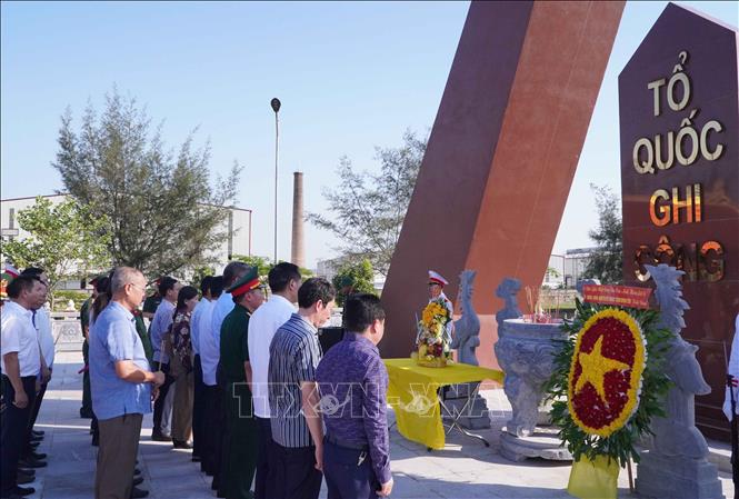 Chủ tịch UBND tỉnh Hưng Yên Nguyễn Mạnh Quyền cùng đoàn công tác Ban Chỉ đạo 515 tỉnh dâng hoa, dâng hương tại Nghĩa trang liệt sĩ Hưng Nhân (xã Long Hưng, tỉnh Hưng Yên). Ảnh: Nguyễn Công Hải - TTXVN