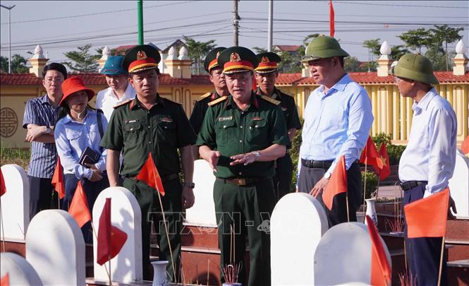 Chủ tịch UBND tỉnh Hưng Yên Nguyễn Mạnh Quyền kiểm tra việc thực hiện lấy mẫu hài cốt liệt sĩ chưa xác định được danh tính tại Nghĩa trang liệt sĩ Hưng Nhân (xã Long Hưng, tỉnh Hưng Yên). Ảnh: Nguyễn Công Hải - TTXVN

