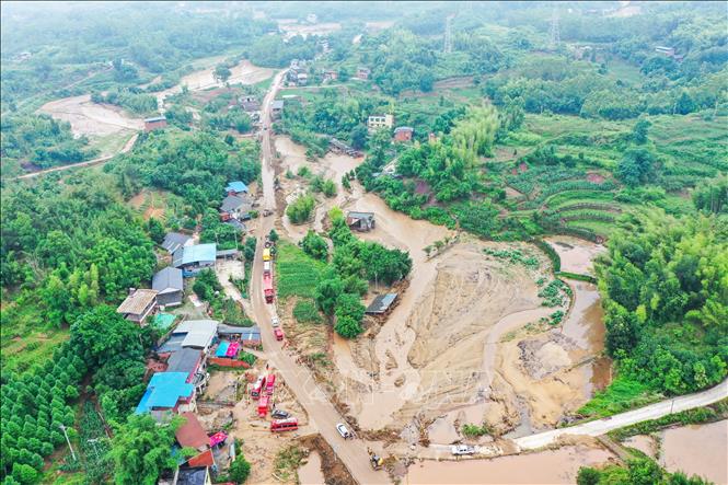 Hiện trường sạt lở đất do lũ quét tại quận Vĩnh Xuyên, Trùng Khánh, Trung Quốc, ngày 25/5/2026. Ảnh: THX/TTXVN