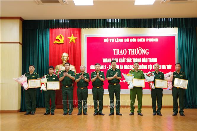 Thiếu tướng Nguyễn Văn Thiện, Phó Tư lệnh Bộ đội Biên phòng khen thưởng các lực lượng chức năng tỉnh Điện Biên đã có thành tích xuất sắc trong việc phá Chuyên án ĐB326.3p. Ảnh: TTXVN phát
