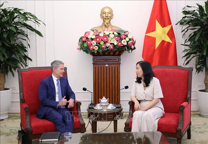 Thứ trưởng Bộ Ngoại giao Lê Thị Thu Hằng tiếp ông Phil Nelson, Phó Chủ tịch điều hành Hãng truyền hình CNN (Hoa Kỳ). Ảnh: TTXVN phát