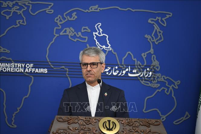Phát ngôn viên Bộ Ngoại giao Iran Esmaeil Baghaei trong cuộc họp báo tuần tại thủ đô Tehran, ngày 23/2/2026. Ảnh: THX/TTXVN