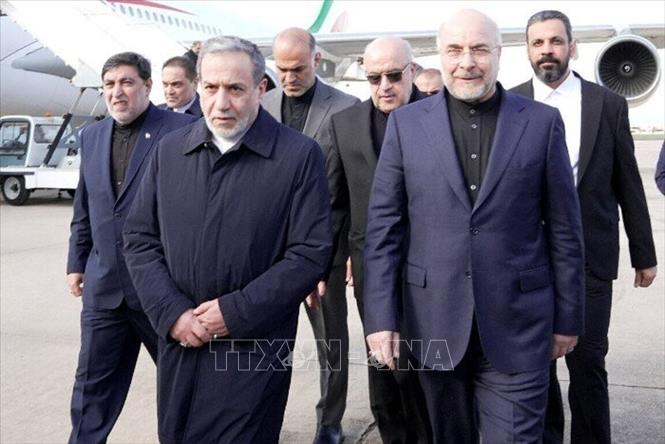 Chủ tịch Quốc hội Iran Mohammad Baqer Qalibaf (phải, phía trước) và Ngoại trưởng Abbas Araghchi (trái, phía trước) tới Doha để thảo luận với quan chức Qatar về cuộc đàm phán chấm dứt xung đột với Mỹ, ngày 25/5/2026. Ảnh: IRNA/TTXVN