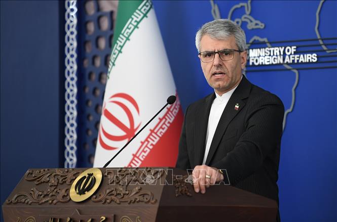 Phát ngôn viên Bộ Ngoại giao Iran Esmaeil Baghaei trong cuộc họp báo tuần tại thủ đô Tehran, ngày 26/1/2026. Ảnh: THX/TTXVN