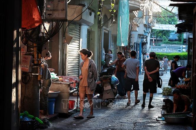 Người dân tranh thủ đi chợ từ sáng sớm khi nền nhiệt ngoài trời còn dễ chịu hơn so với ban ngày. Ảnh: Phạm Tuấn Anh - TTXVN