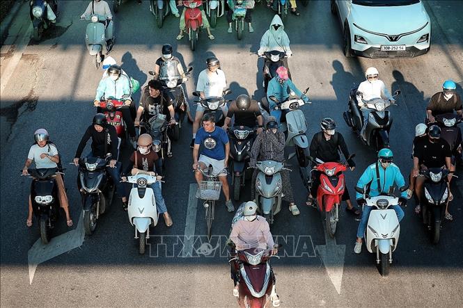 Chưa đến 7 giờ mà đường phố Hà Nội đã đông người và phương tiện di chuyển để tránh thời điểm nắng nóng gay gắt trong ngày. Ảnh: Phạm Tuấn Anh - TTXVN