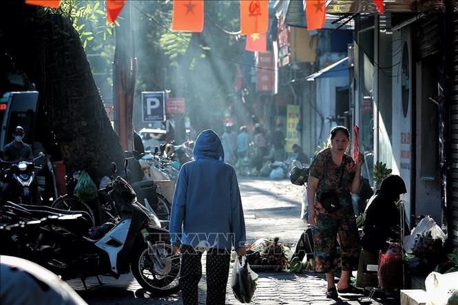 Chợ dân sinh bắt đầu đông người mua bán ngay từ sáng sớm. Ảnh: Phạm Tuấn Anh - TTXVN