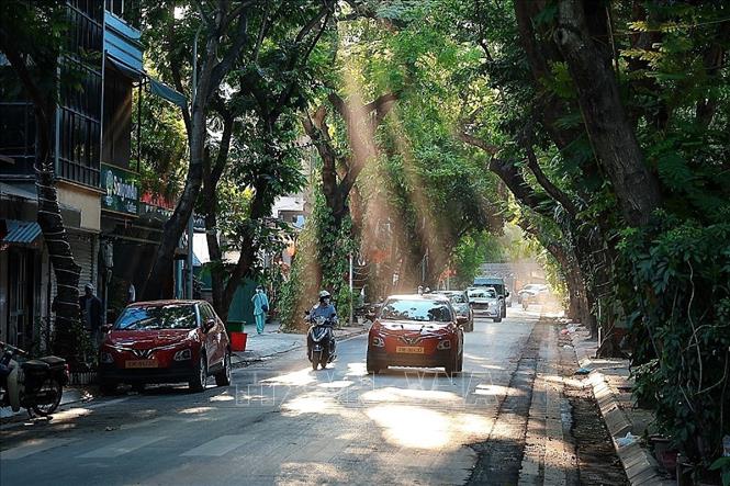Chưa đến 6g30 mà nắng đã lên mạnh, người dân cũng bắt đầu nhịp sinh hoạt đầu ngày sớm hơn thường lệ. Ảnh: Phạm Tuấn Anh - TTXVN