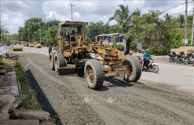 Nhà thầu huy động máy móc thi công tuyến ĐT.721 nối xã Đạ Huoai và xã Đạ Tẻh (Lâm Đồng). Ảnh: Nguyễn Huy Thành - TTXVN