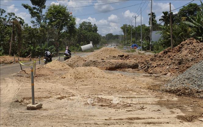 Nhiều đoạn trên tuyến ĐT.721 nối xã Đạ Huoai và xã Đạ Tẻh (Lâm Đồng) vẫn còn ngổn ngang. Ảnh: Nguyễn Huy Thành – TTXVN