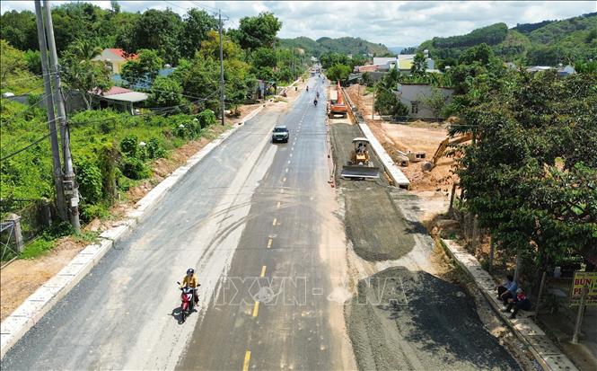 Các nhà thầu huy động máy móc thi công tuyến ĐT.721 nối xã Đạ Huoai và xã Đạ Tẻh (tỉnh Lâm Đồng). Ảnh: Nguyễn Huy Thành - TTXVN